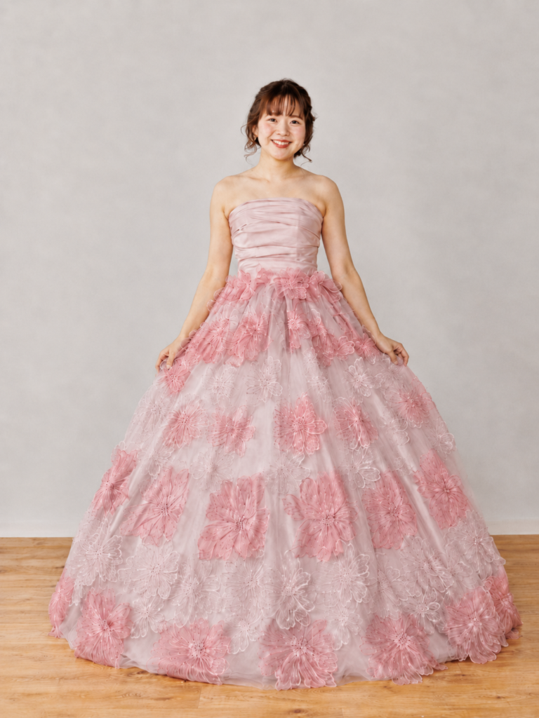 ピンクの花柄カラードレスを着た花嫁