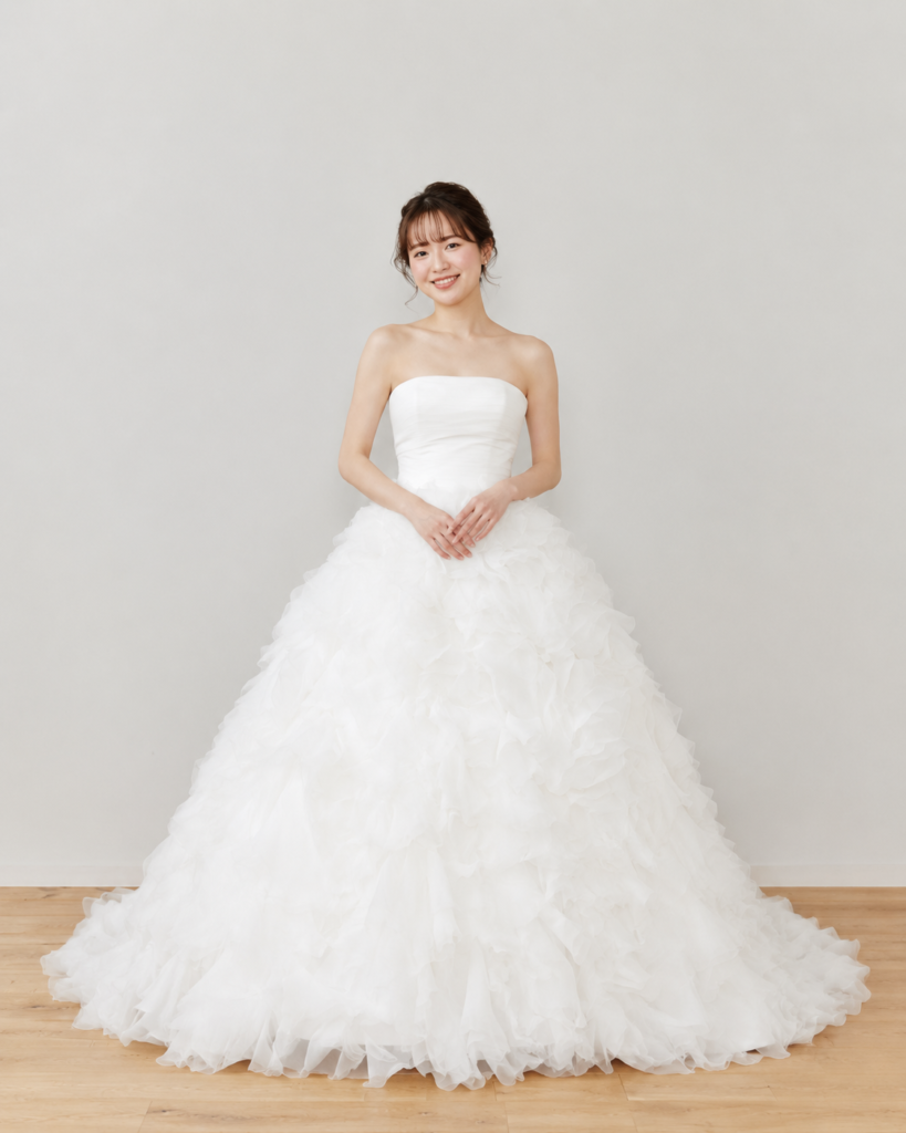 白いボリュームチュールドレスを着た花嫁のスタジオフォト