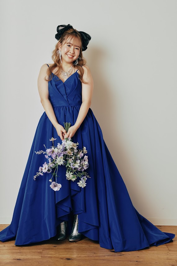 ブーケを持ったブルーのカラードレス姿の新婦