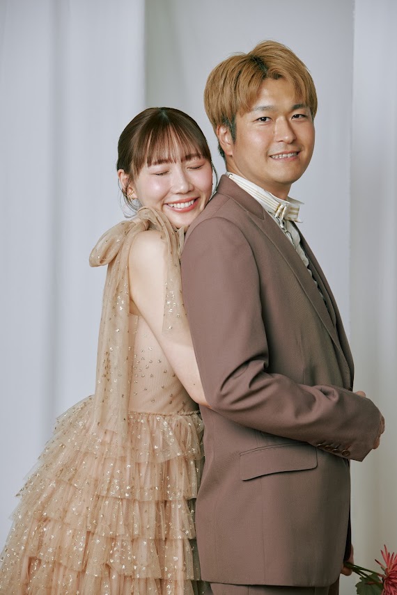 後ろから寄り添っている縦写真