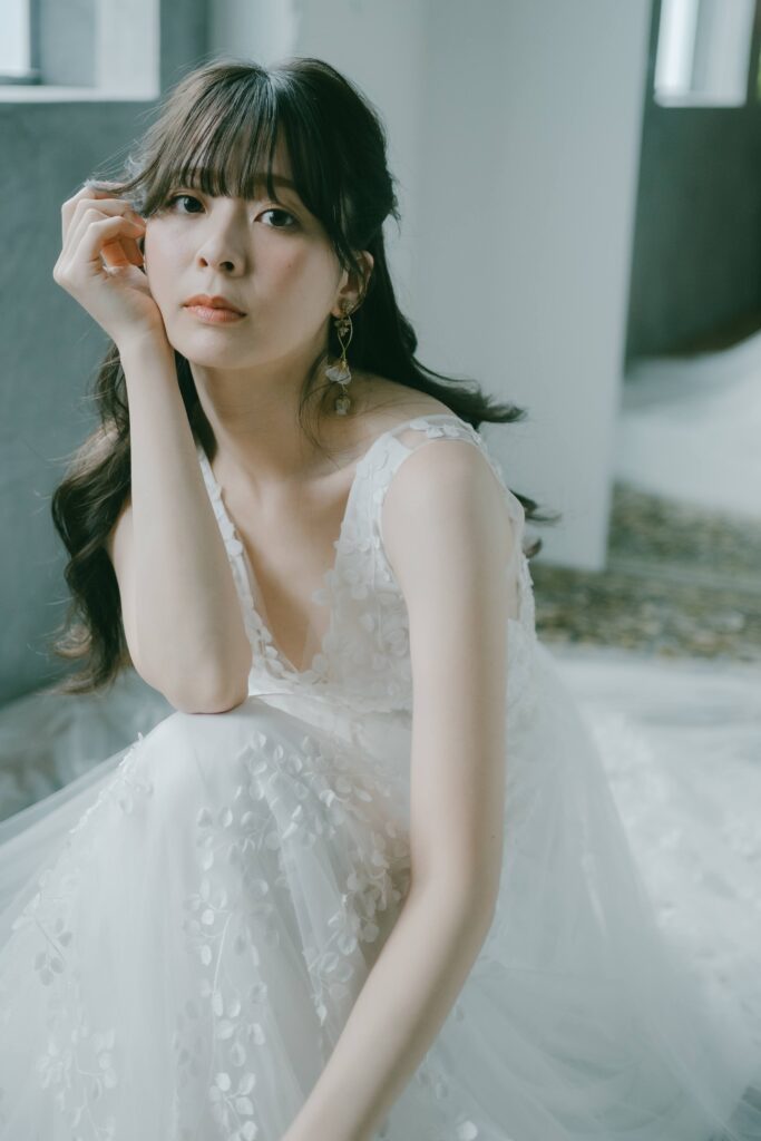 ウェディングドレスで撮影するフォトウェディング」