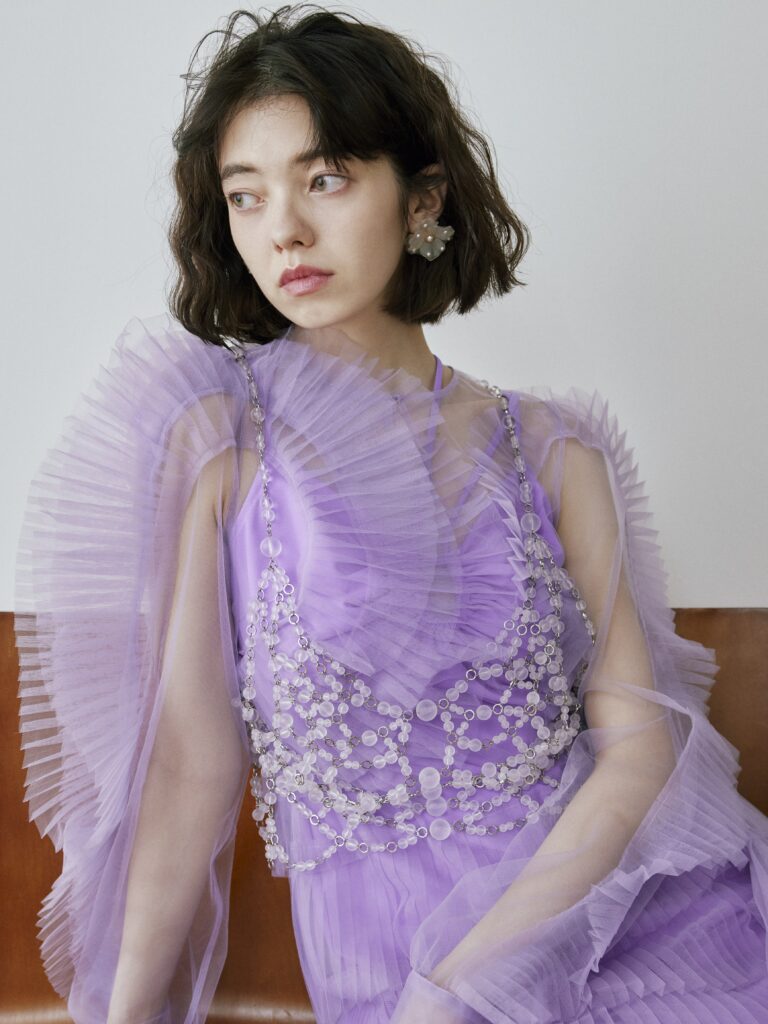 パープルドレスとボブヘアを合わせたファッションウェディングスタイル