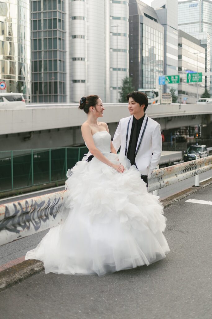渋谷の街並みを背景に撮影する新郎新婦のフォトウェディング