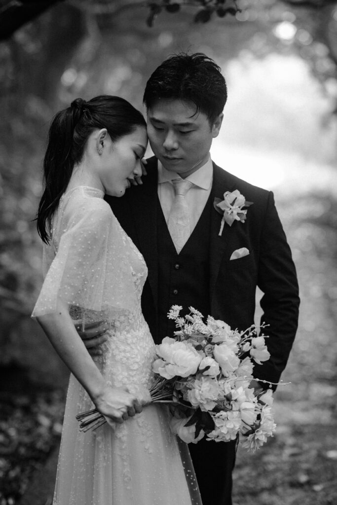 モノクロで寄り添う新郎新婦のウェディングフォト